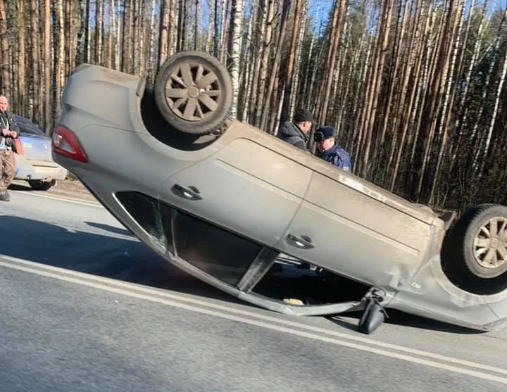 Под Ярославлем в результате ДТП перевернулась легковушка