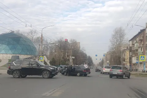 В Ярославле у планетария столкнулись две легковушки