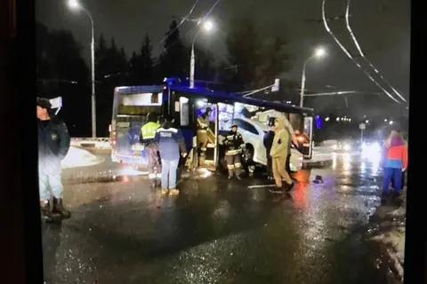 В Рыбинске автомобиль пробил салон автобуса: есть пострадавшие