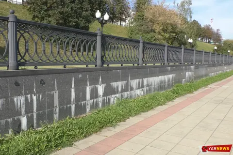 В Ярославле разрушается подарок «Газпрома» - гранитная набережная: фото