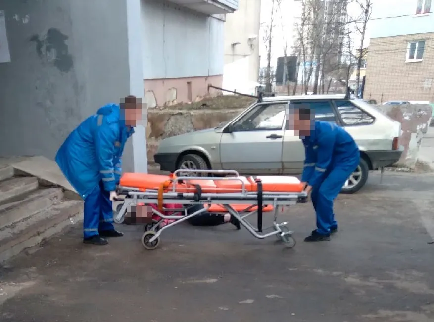 «Звала маму»: в Ярославле девушка выпала с 8 этажа