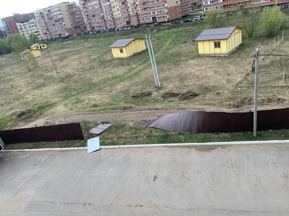 В Ярославле сдувает заборы и остановки