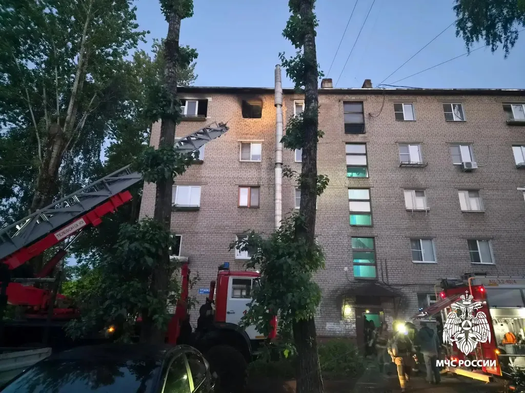 В Ярославле спасатели МЧС эвакуировали 20 человек из горящего дома