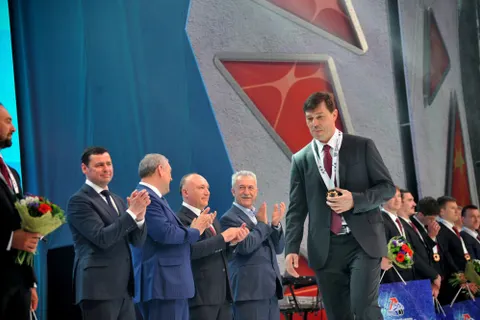 Дмитрий Миронов вручил хоккеистам ярославского «Локомотива» бронзовые медали чемпионата КХЛ