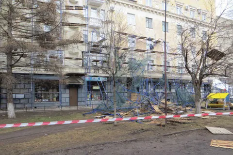 Обрушение строительных лесов в Ярославле: фоторепортаж