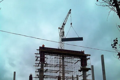 Во Фрунзенском районе Ярославля продолжается строительство аквапарка