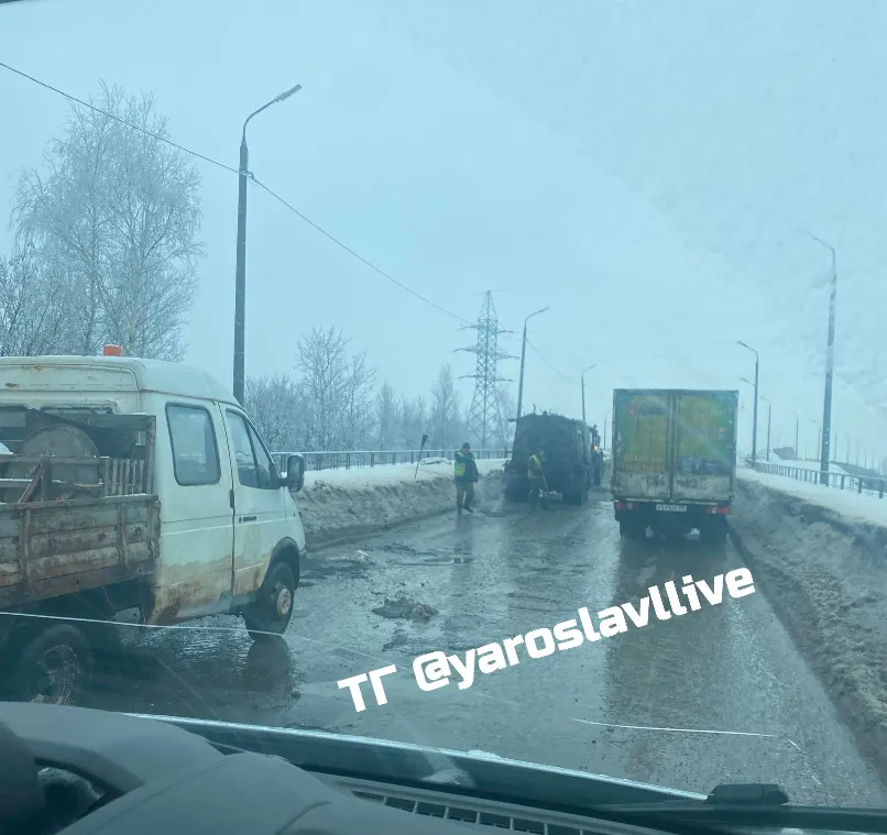 На Суринском путепроводе начался зимний ямочный ремонт