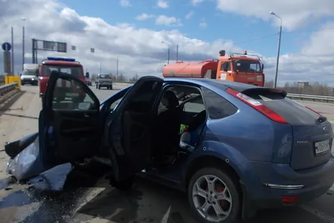 В Ярославле «Форд-Фокус» снес ограждение Юбилейного моста, разбился в лепешку и вылетел на встречную полосу