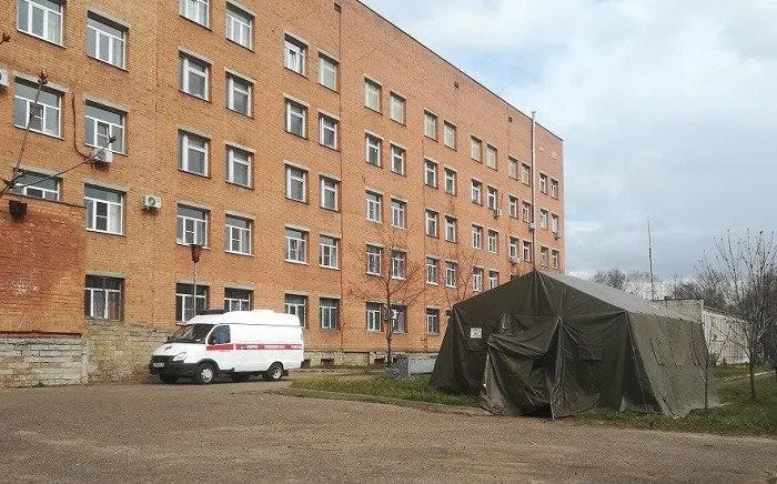 Пациент, выпавший из окна ярославского ковид-госпиталя, погиб