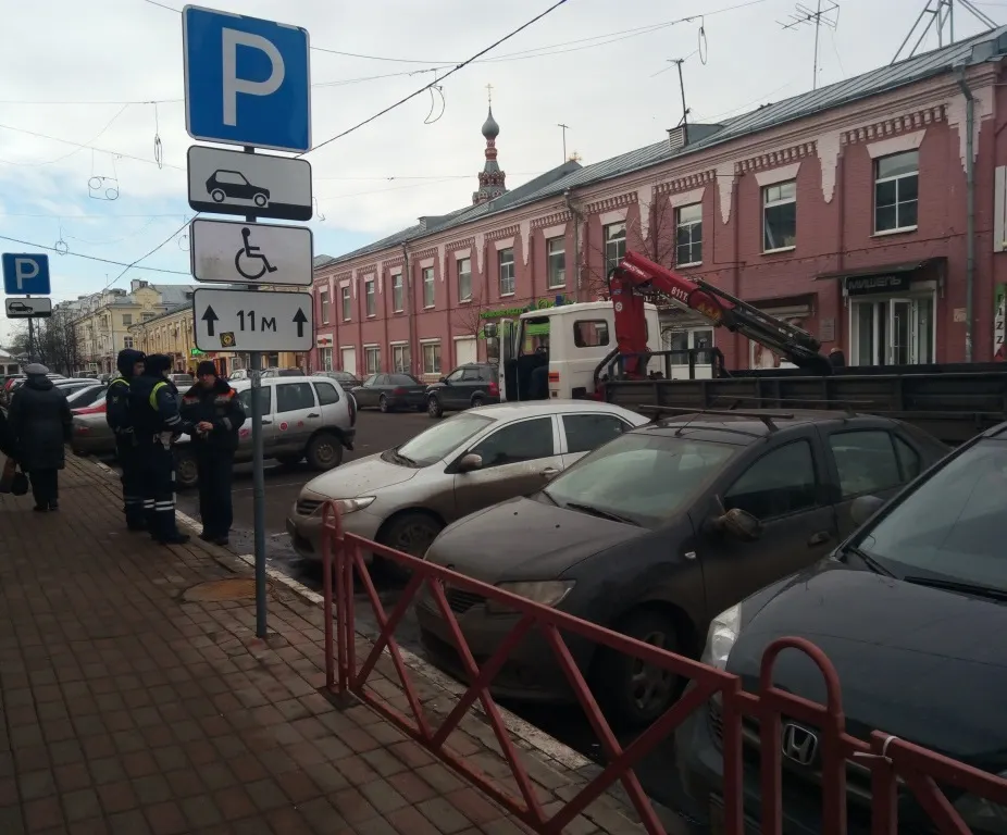 Ярославцы чаще всего жалуются на припаркованные во дворе машины