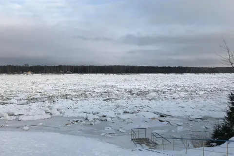 Необычное явление в Рыбинске: на набережной образовались торосы