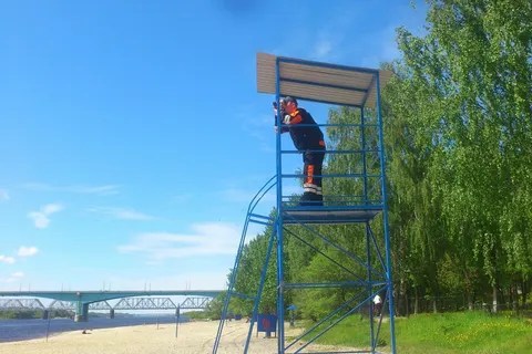 В Ярославле установили спасательную вышку на Тверицком пляже