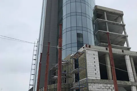 Самый известный недострой на площади Труда стал похож на ракету