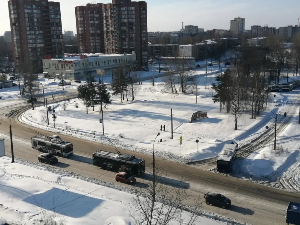 В Дзержинском районе Ярославля из-за застрявшего автобуса встали троллейбусы