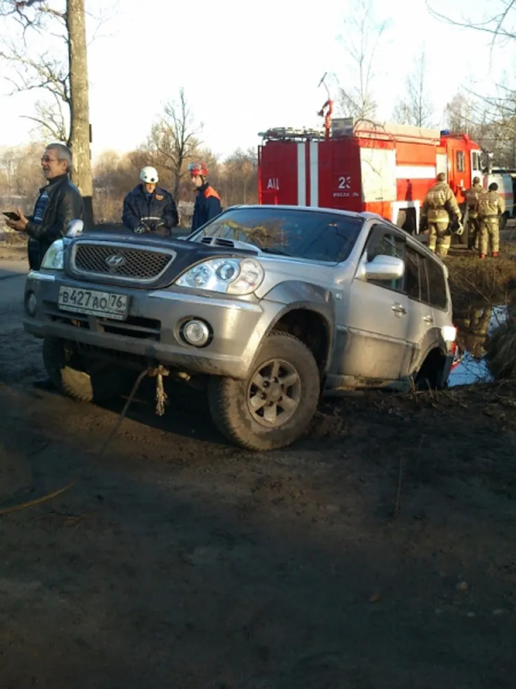 В Ярославле «Хендай» оказался в канаве с водой