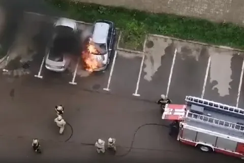 В Ярославле среди бела дня полыхают машины: видео