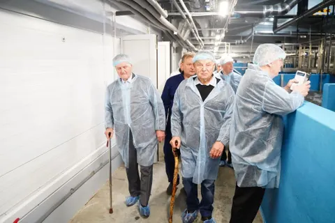 Ветеранам ярославского агропрома показали ферму клариевого сома