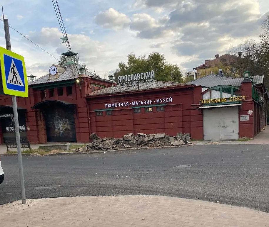 В центре Ярославля груду старого асфальта обещают убрать через месяц