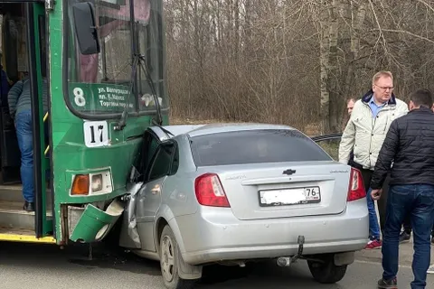 Момент ДТП троллейбуса и легковушки в Ярославле попал на видео