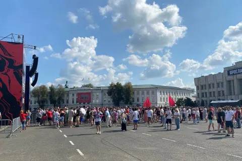 На Советской площади в Ярославле стартовал чемпионский парад