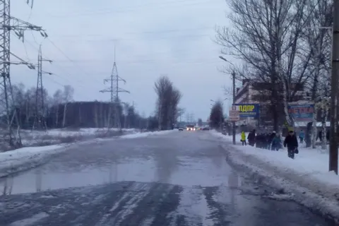 Улицу Магистральную в Ярославле утром затопило горячей водой