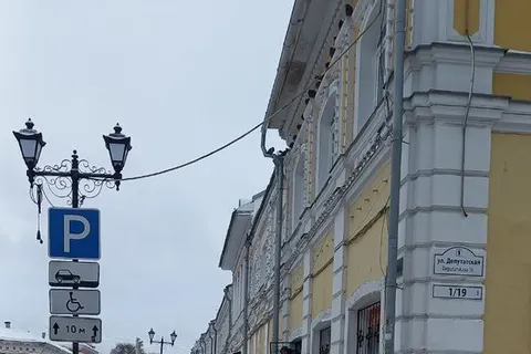 В центре Ярославля обнаружены знаменитые «губернаторские» стулья с ленточками