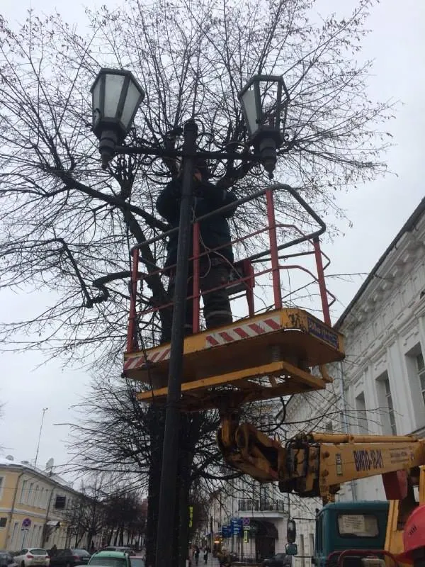 Упавший на Кирова фонарь восстановили