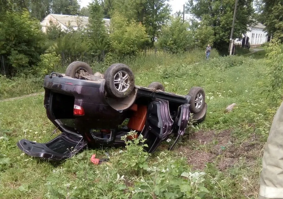 В Рыбинске перевернулась иномарка с пьяным водителем за рулем