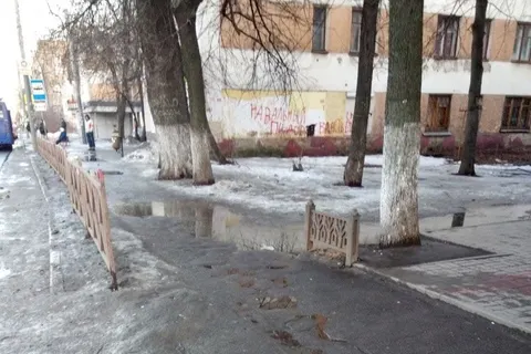 «Яркий мусор из-под снега»: в Ярославле мимикрировала светодиодная плитка