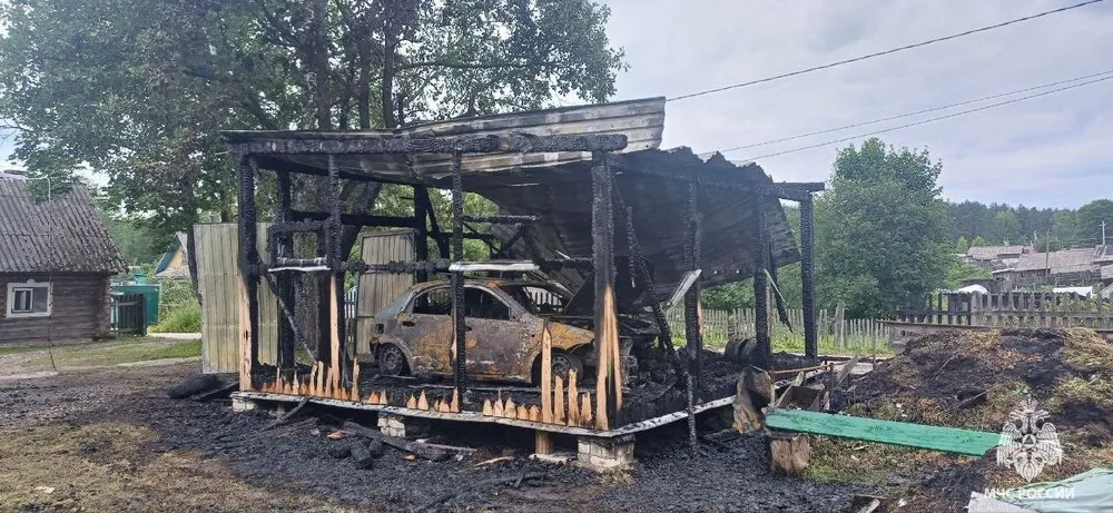 В Ярославской области из-за поджога сгорели автомобиль и гараж