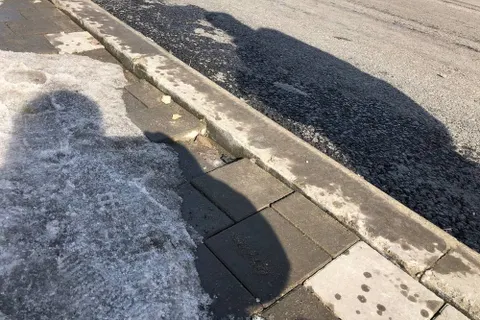 В центре Ярославля вспучило недавно уложенную плитку