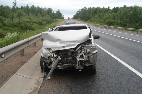 В Некрасовском районе лесовоз смял два легковых автомобиля
