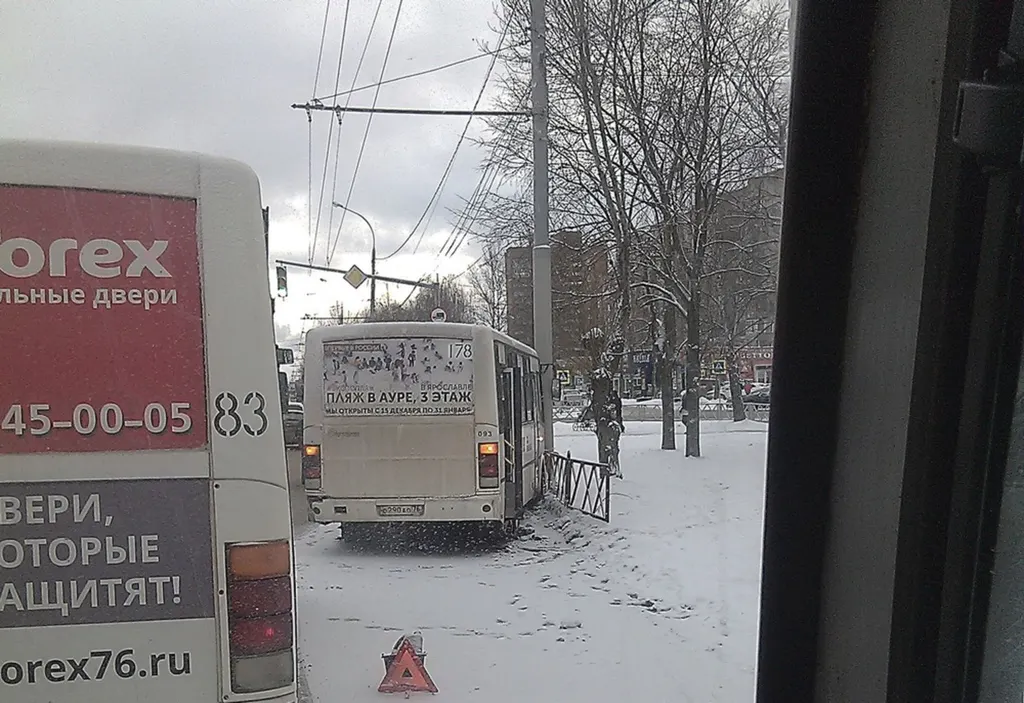 В Ярославле маршрутка с пассажирами врезалась в ограждение