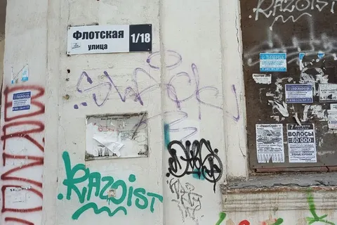 «Внутренности нараспашку»: в центре Ярославля разрушается старинное здание  