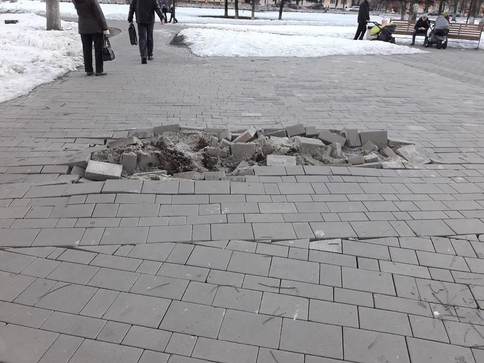 На площади Мира в Ярославле провалилась новая тротуарная плитка