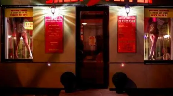 В центре Ярославля посетителей в бар завлекают «голые женщины»