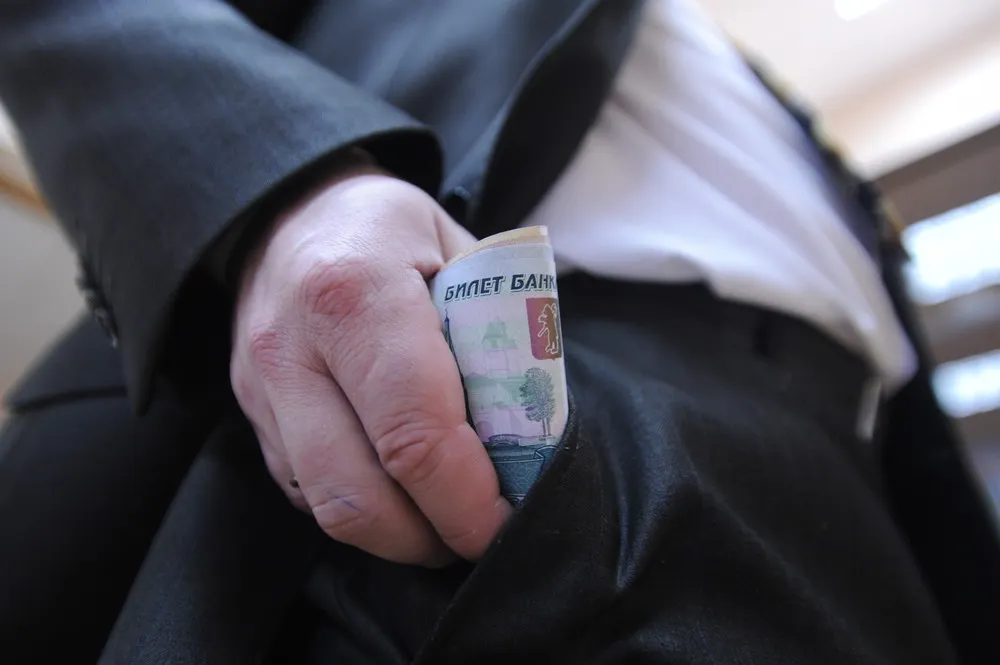 В Ярославле повысили денежное поощрение чиновникам и депутатам