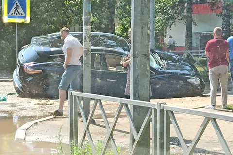 В центре Ярославля провалился автомобиль