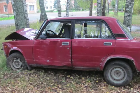 В Ярославской области «Жигули» врезались в дерево