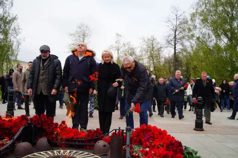 Депутаты Думы возложили цветы к памятнику-монументу «Вечный огонь»