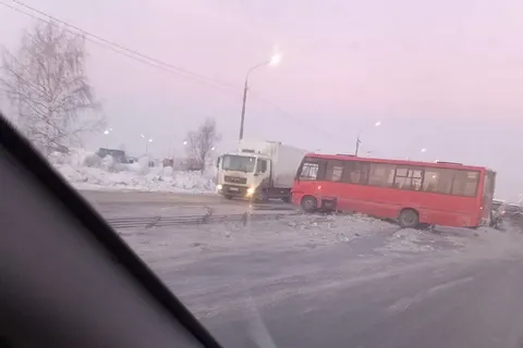 В Ярославле маршрутку вынесло на разделительные тросы