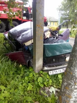 В Ярославской области легковушка врезалась в столб