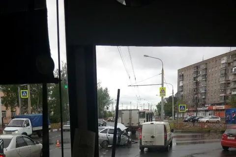 В Ярославле «ВАЗ» на скорости врезался в пассажирский автобус