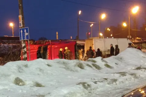 В Ростове перевернулась фура