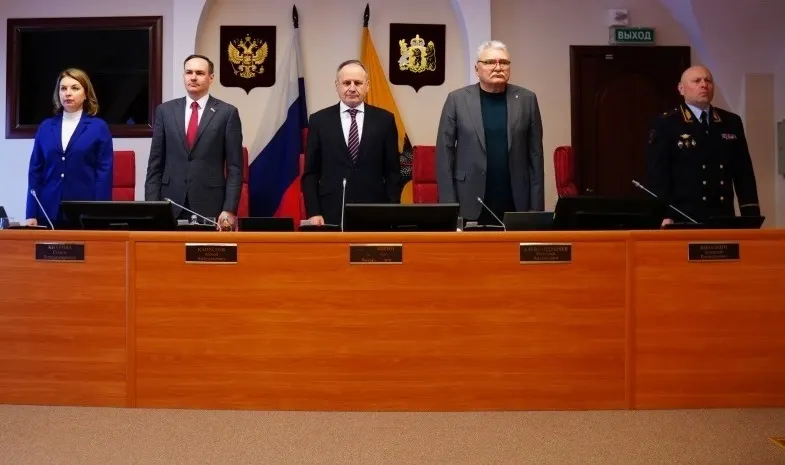 Заседание областной Думы началось с минуты молчания