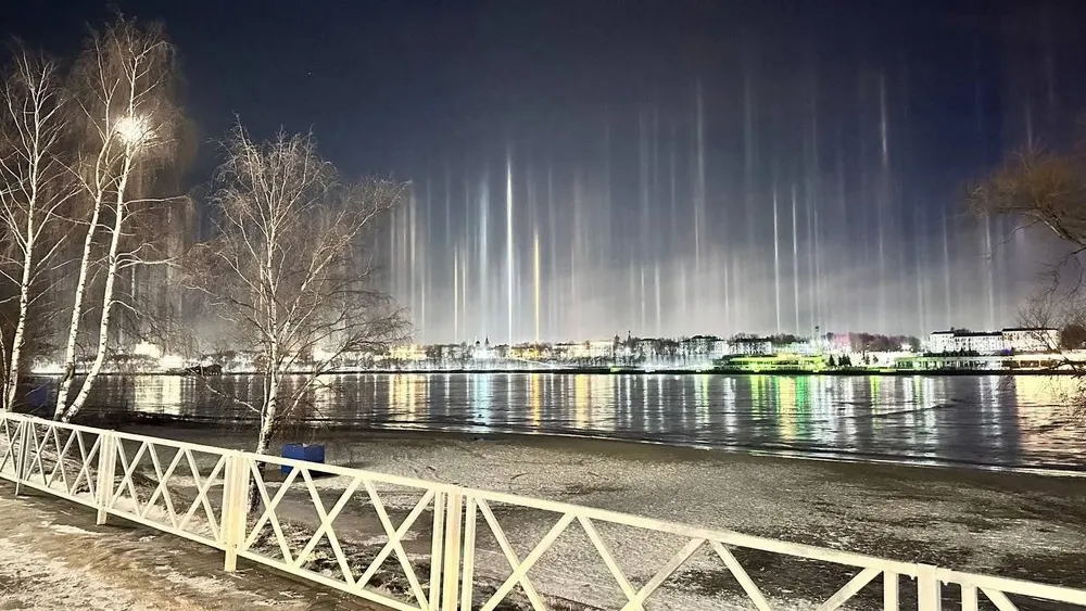 Ярославцы делятся фото световых столбов в рассветном небе