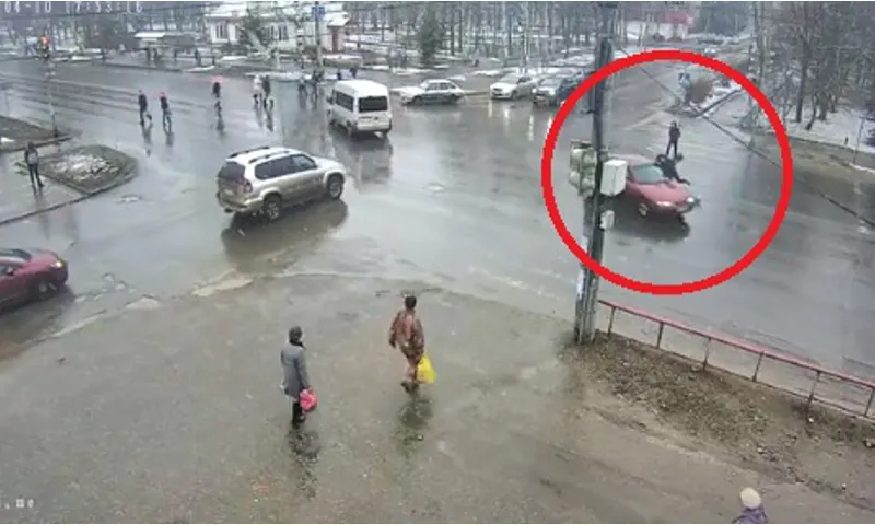 В Рыбинске на оживленном пешеходном переходе «Мазда» сбила женщину: видео