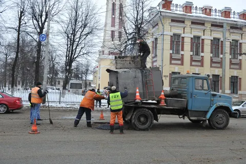 Ямочный ремонт на Красной площади в центре Ярославля ведется при дожде и мокром снеге