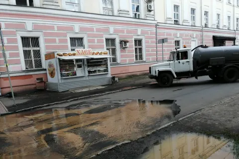 В центре Ярославля под новым асфальтом прорвало трубу
