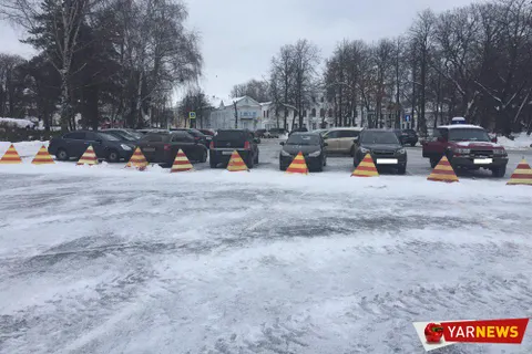 Знак замотали пакетом: на Советской площади вновь устроили парковку
